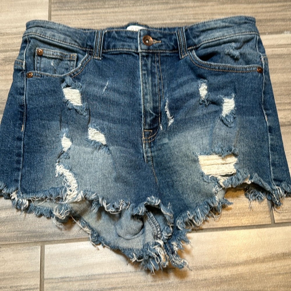 ARIYA woman jean shorts. In excellent condition